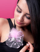 ALFINETE COM PÉNIS PRATEADO, TULE ROSA E PLUMAS