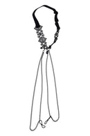 GOLA EM RENDA COM PINÇAS PARA OS MAMILOS