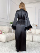 ROBE PRETO COMPRIDO COM PLUMAS NAS MANGAS TAM. ÚNICO