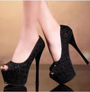SAPATO DE SALTO ALTO PRETO COM BRILHANTES