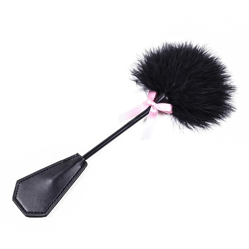 CHIBATA PRETA COM PLUMA