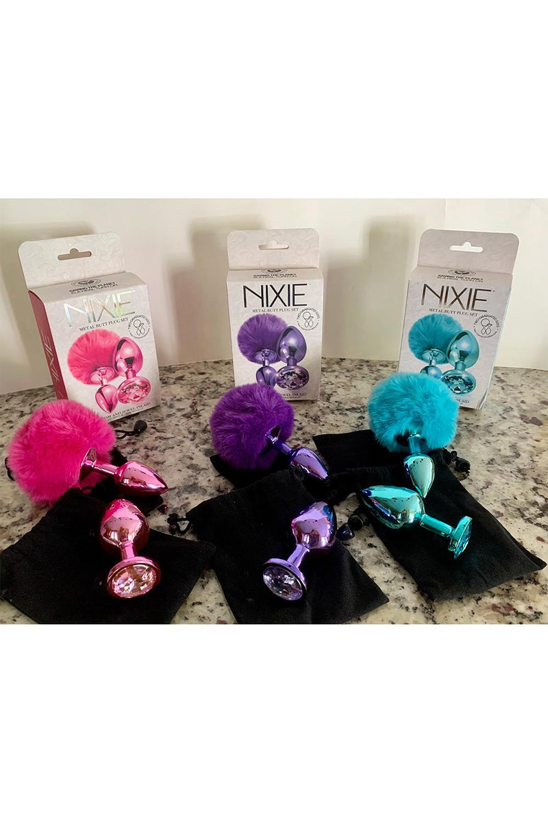 CONJUNTO DE PLUGS METÁLICOS COM POMPOM E JÓIA